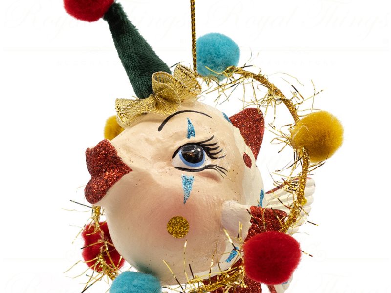 B 30056 Goodwill Christmas Ornaments Cirque Magique Hula Hoop Clown Fish Ornament Gold Green Red Detail1