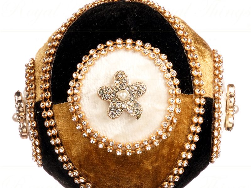 L 36602 Goodwill Christmas Balls Fabric Jewel Flower Ball Black White Gold