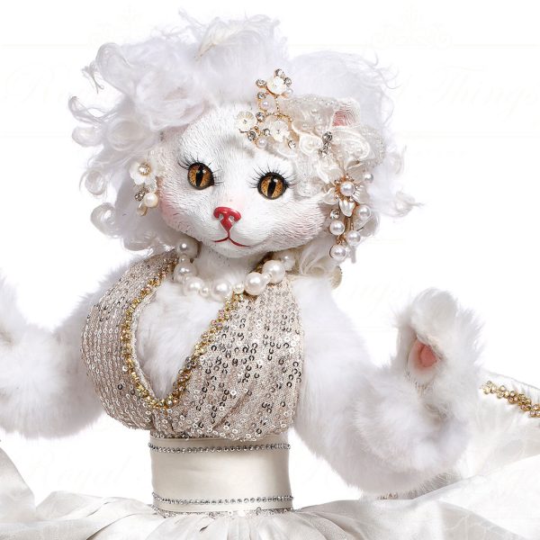 Mr 5163916 Mark Roberts Spring Dolls Catherine Monroe White Gold Closeup