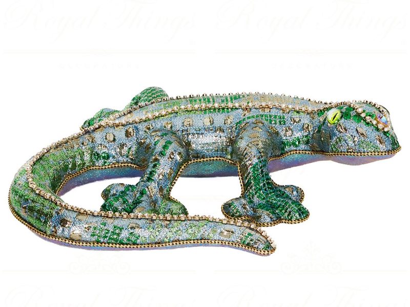 T 82014 Goodwill Christmas Decorative Items Fabric Metallic Lizard Tabletop Green Gold